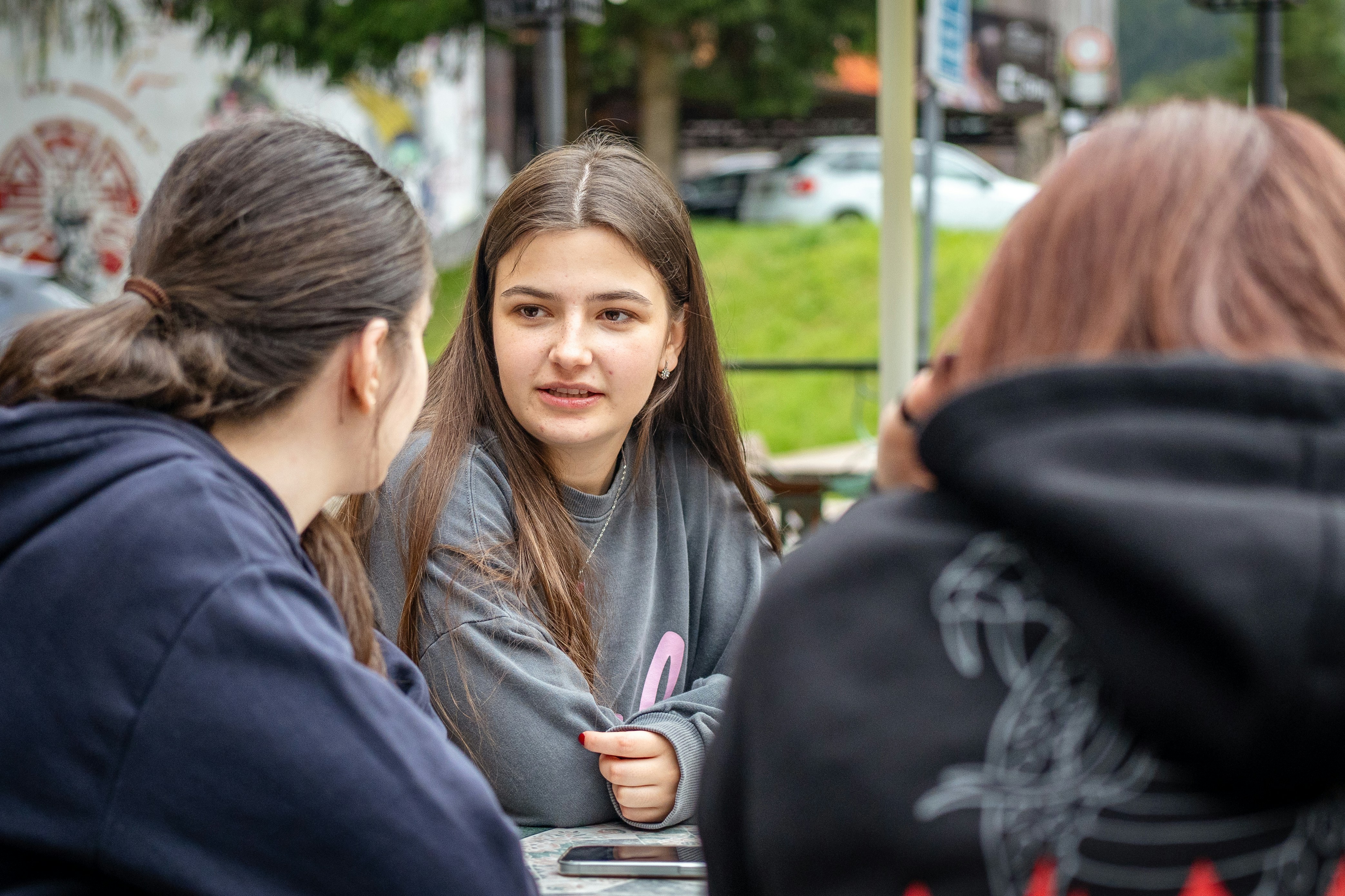 Jeunes en discussion autour d'une table